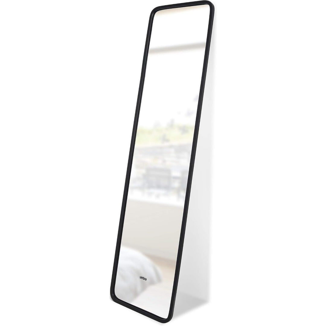 Wandspiegel 157x37 cm Schwarz Gummirahmen als Stossfaenger schlankes Profil leicht und mobil reflektiert Licht optisch raumvergroessernd