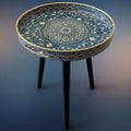 runder beistelltisch fuer den aussenbereich mit abnehmbaren 3 beinen aus holz vielseitiger tabletttisch perfekt fuer runden couchtisch tee und entspannungszeit 45 cm blaues labyrinth